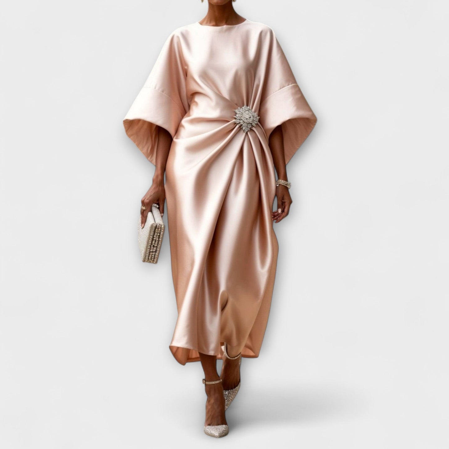 Oda – Luxus-Langkleid aus schimmerndem Satin 