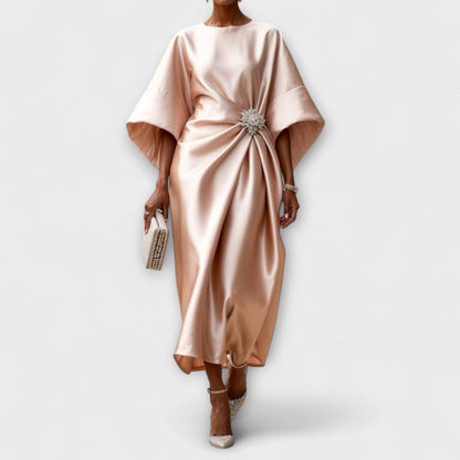 Oda – Luxus-Langkleid aus schimmerndem Satin 
