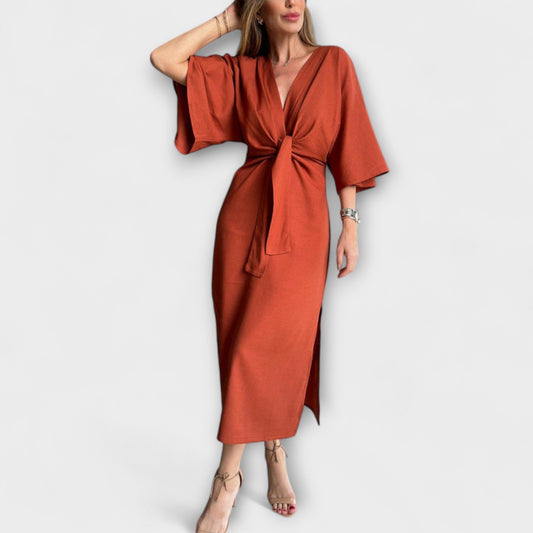 Jasmina – Lässiges Kleid mit V-Ausschnitt und Krawatte