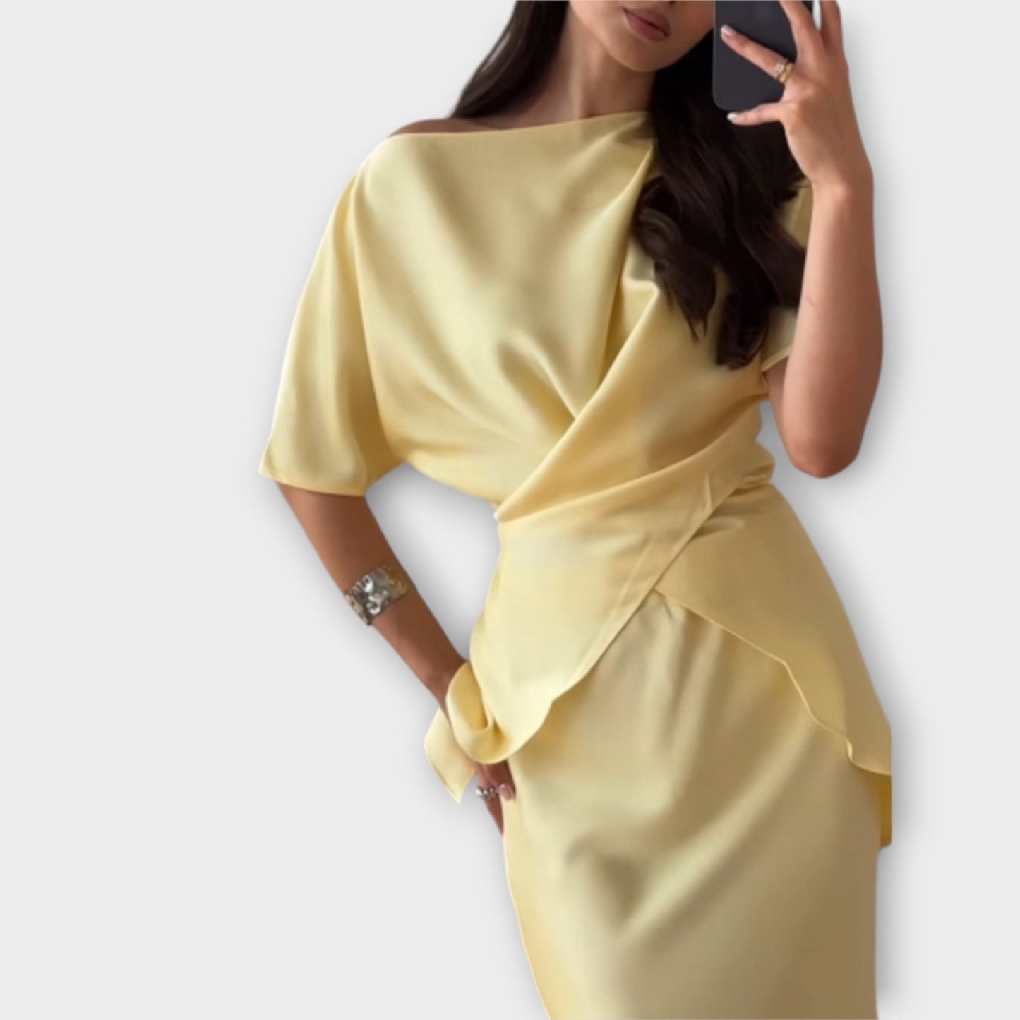 Finja – Off-Shoulder-Top mit Knotenfront und Rock-Ensemble