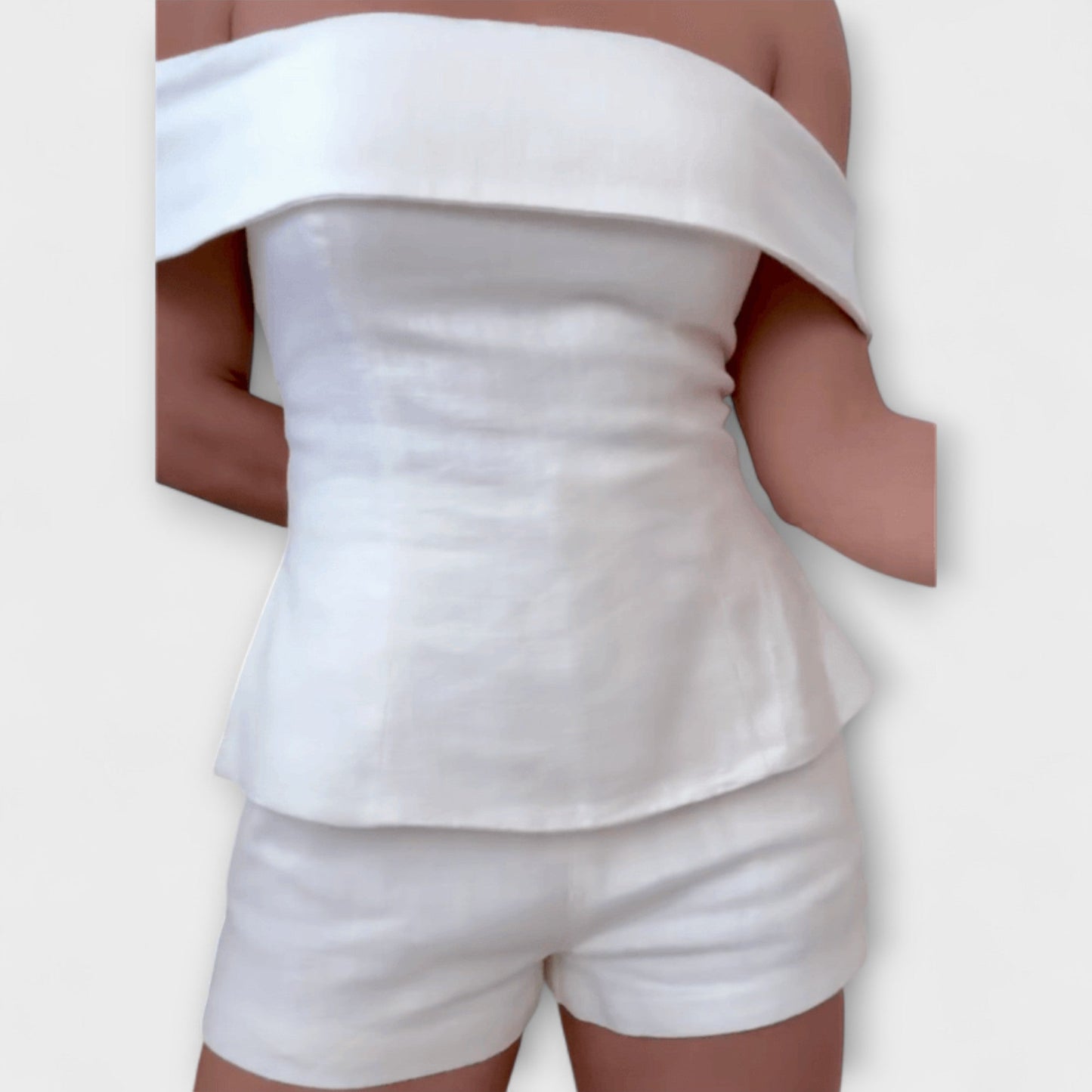 Fredrika – Weißes Freizeit-Ensemble mit Eleganz-Twist