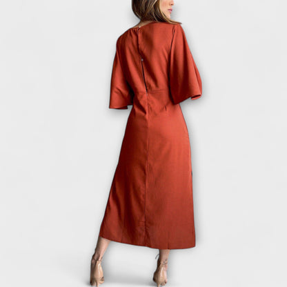 Jasmina – Lässiges Kleid mit V-Ausschnitt und Krawatte