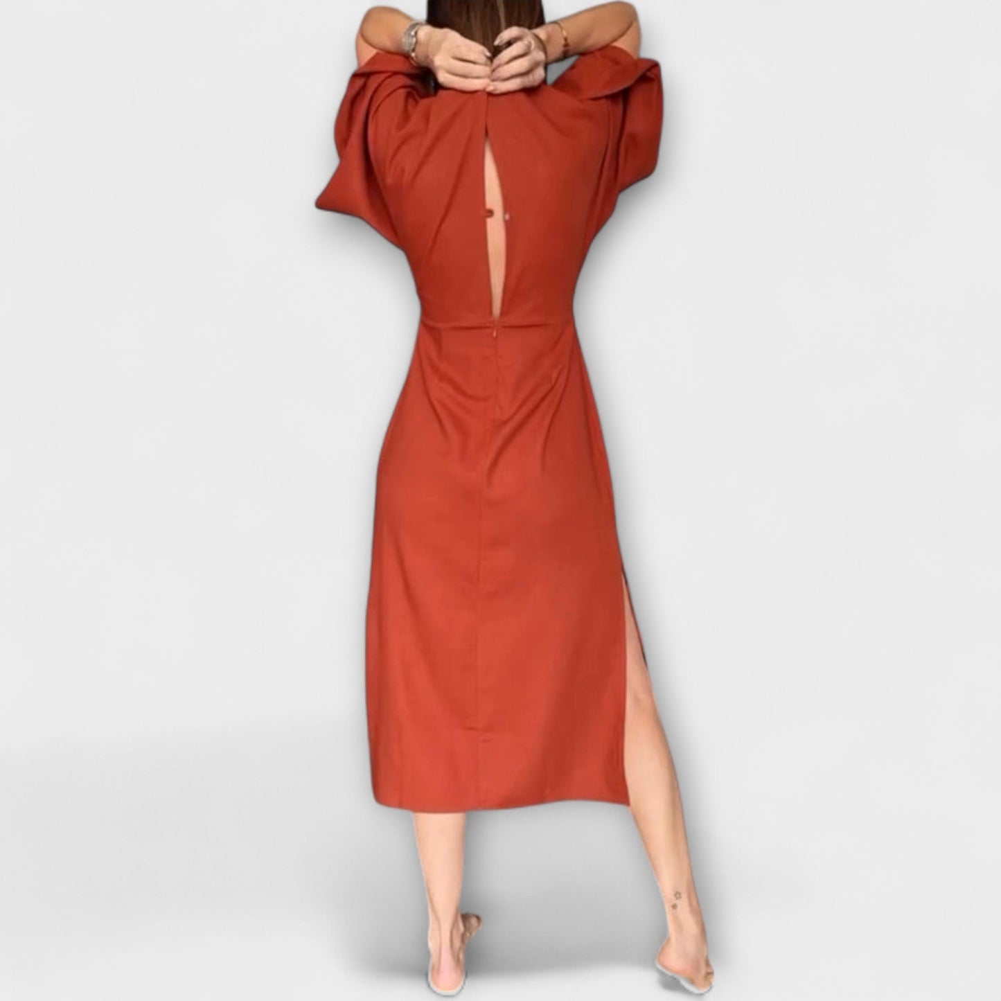 Jasmina – Lässiges Kleid mit V-Ausschnitt und Krawatte