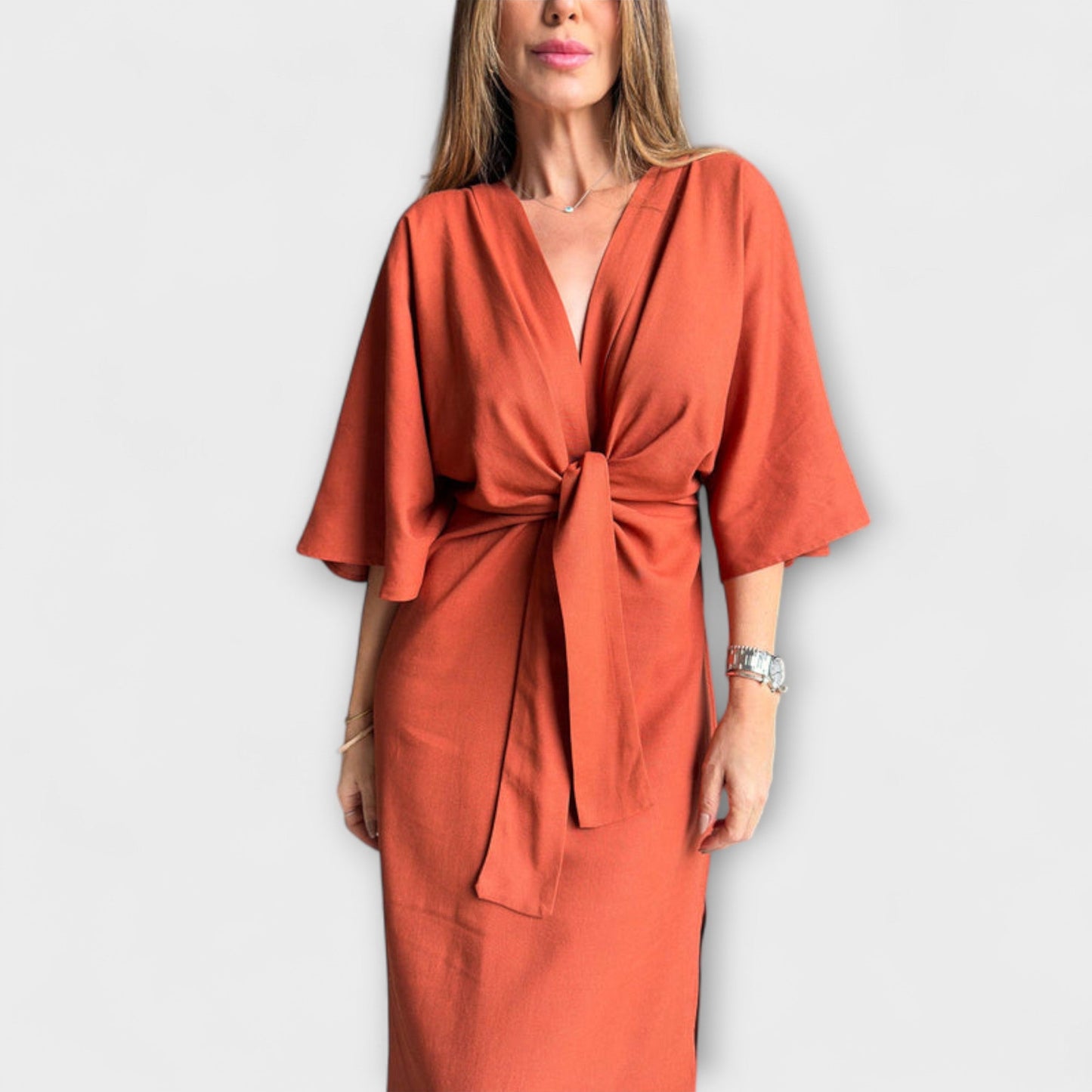 Jasmina – Lässiges Kleid mit V-Ausschnitt und Krawatte